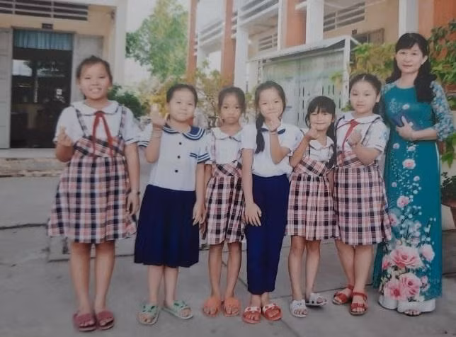Cô Thảo nghĩ ngày xưa còn khó khăn mình còn dạy được thì giờ quen trường, quen lớp, thấy học sinh yếu không nỡ rời trường Việt Lâm để đi (ảnh: NVCC)