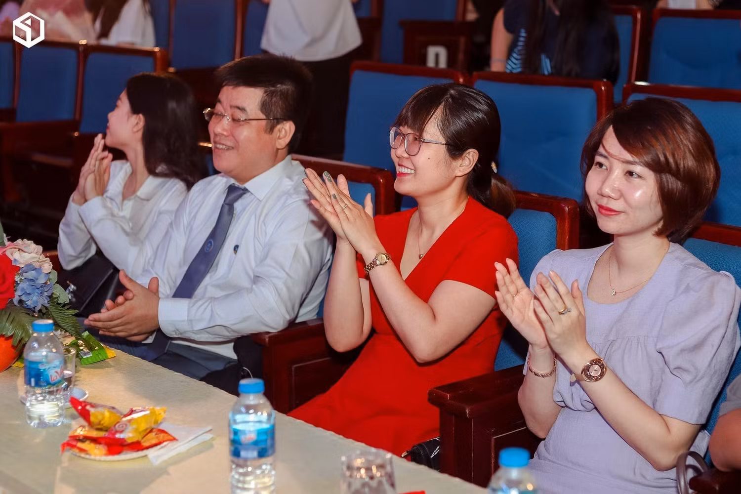 "Dự kiến, trong thời gian tới công việc sẽ nhiều hơn nữa vì hình thức trực tuyến hiện vẫn tiếp tục được duy trì ở nhiều nơi”, Tiến sĩ Vũ Kim Ngân (ngoài cùng bên phải) tiết lộ.(ảnh: NVCC)