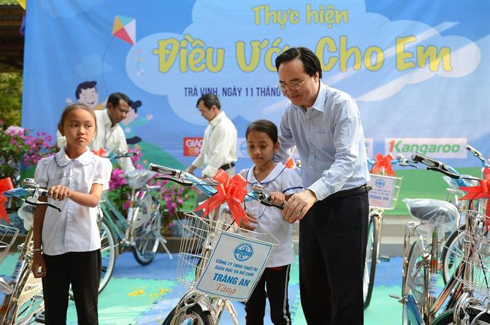 Bộ trưởng Phùng Xuân Nhạ trao tặng 30 chiếc xe đạp cho học sinh có hoàn cảnh khó khăn của Trường Tiểu học Đa Lộc A, huyện Châu Thành, tỉnh Trà Vinh (ảnh: Bộ Giáo dục và Đào tạo) Bộ trưởng Phùng Xuân Nhạ trao tặng 30 chiếc xe đạp cho học sinh có hoàn cảnh khó khăn của Trường Tiểu học Đa Lộc A, huyện Châu Thành, tỉnh Trà Vinh (ảnh: Bộ Giáo dục và Đào tạo)