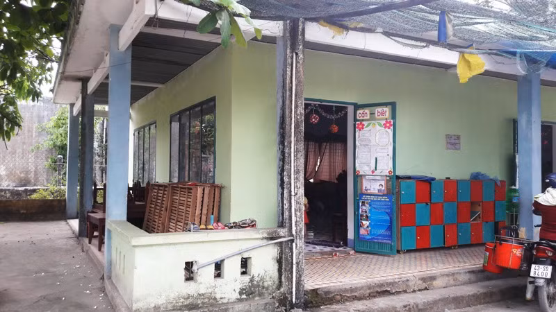 Một trường mầm non nằm sát ngay sau lưng nhà máy Dana-Ý vẫn chưa được giải tỏa. Ảnh: VS Một trường mầm non nằm sát ngay sau lưng nhà máy Dana-Ý vẫn chưa được giải tỏa. Ảnh: VS