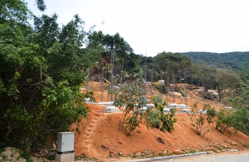 Một khu móng biệt thự khác nằm tiếp giáp với rừng rậm Sơn Trà