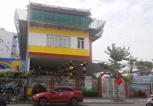 Đình chỉ thi công đối với trường mầm non "vừa xây dựng vừa dạy học". Ảnh: TT