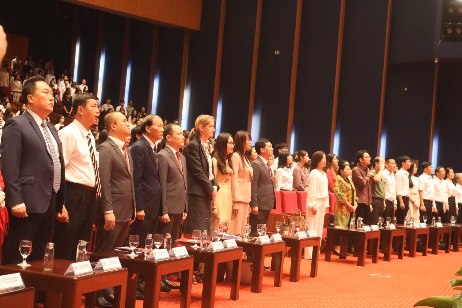 Các khách mời cùng cán bộ, giảng viên, sinh viên trong lễ chào cờ Các khách mời cùng cán bộ, giảng viên, sinh viên trong lễ chào cờ