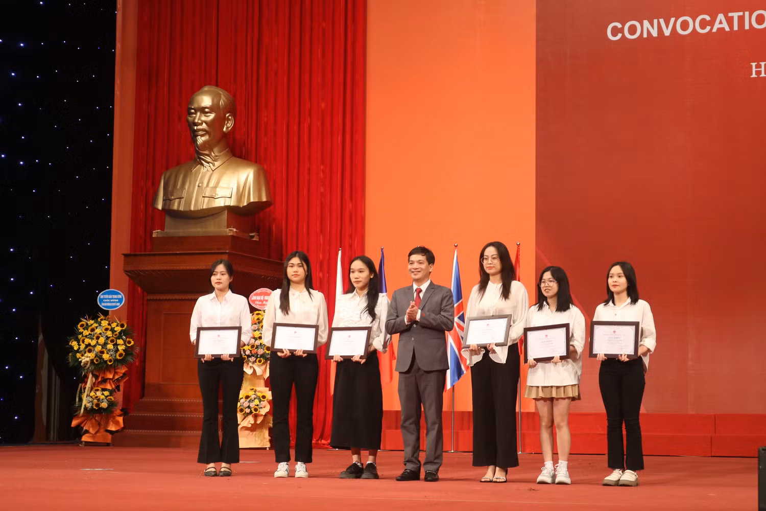 Sinh viên có thành tích xuất sắc được khen thưởng Sinh viên có thành tích xuất sắc được khen thưởng