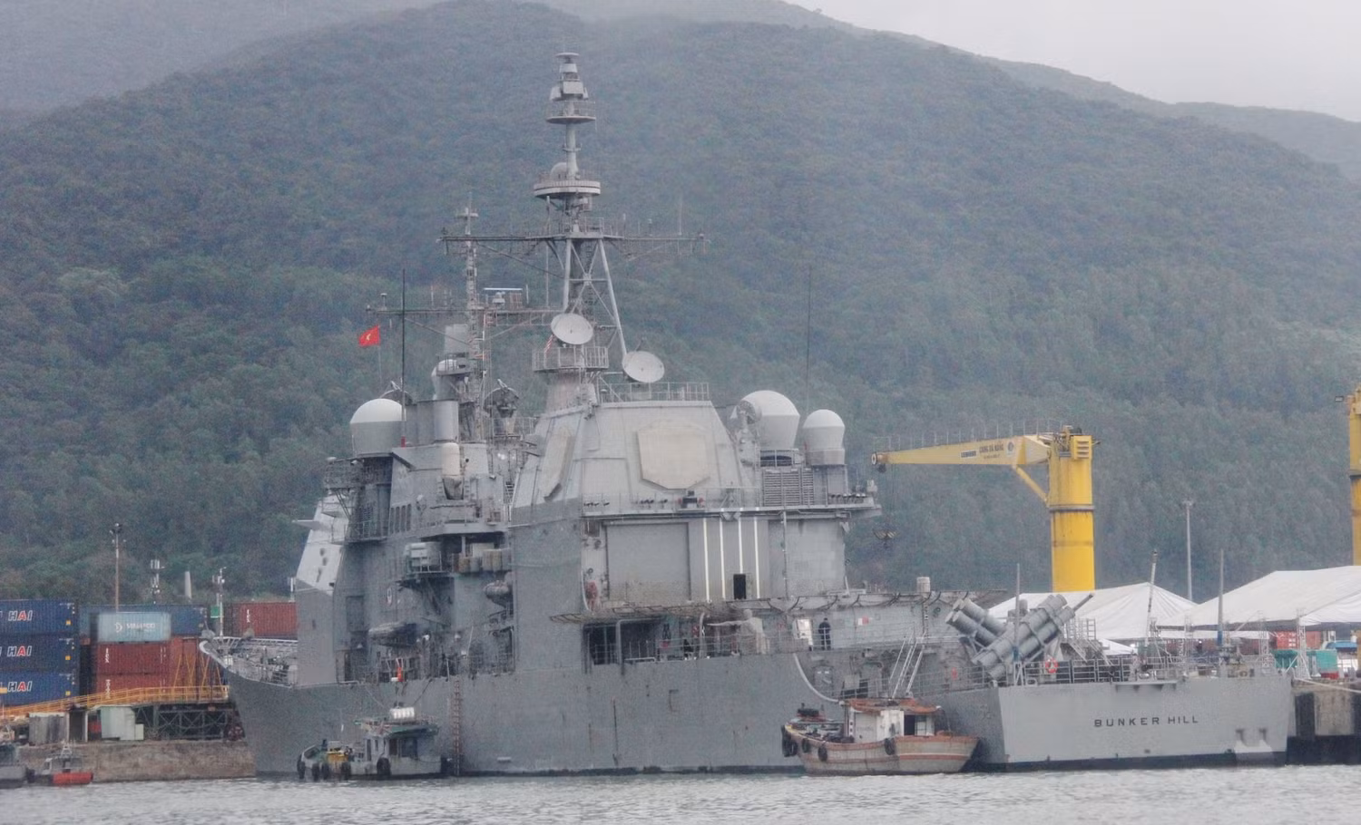 Tàu USS Bunker Hill (CG 52) có tốc độ trên 30 hải lý/giờ và cần có 30 sĩ quan và 300 thủy thủ để vận hành tàu.
