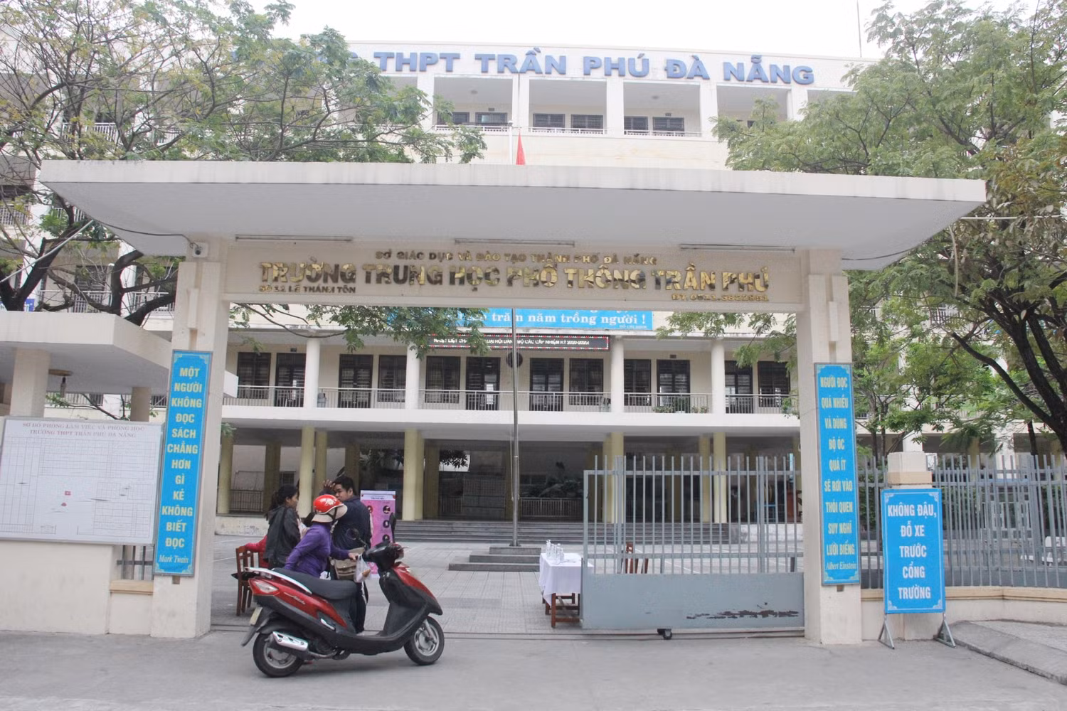 Hiện Đà Nẵng chỉ mới cho học sinh lớp 12 trở lại lớp nên các trường phổ thông khá vắng vẻ. Hiện Đà Nẵng chỉ mới cho học sinh lớp 12 trở lại lớp nên các trường phổ thông khá vắng vẻ.