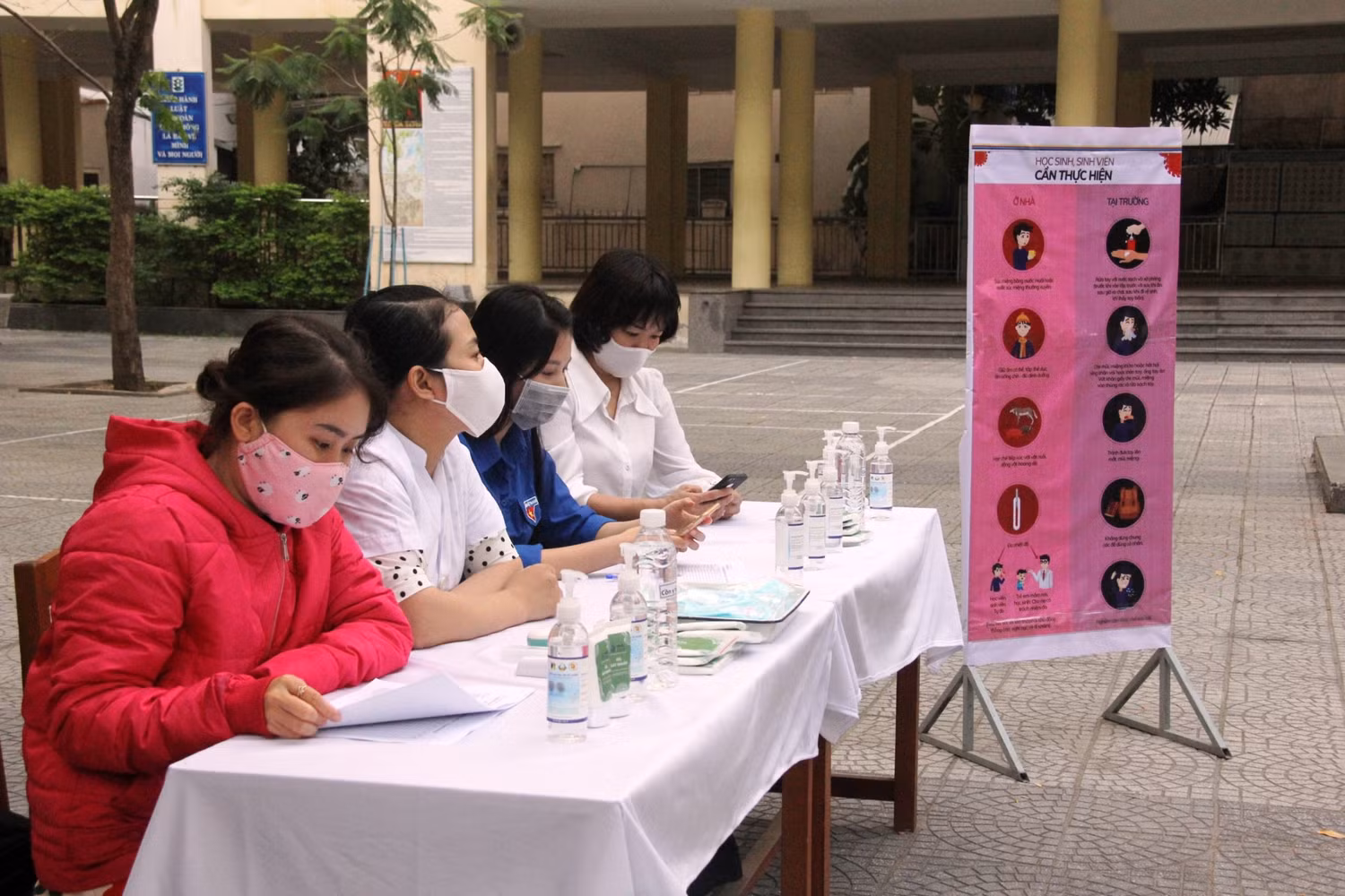Các giáo viên Trường trung học phổ thông Trần Phú trực ngay tại cổng trường cùng các thiết bị đo thân nhiệt, nước sát khuẩn. Các giáo viên Trường trung học phổ thông Trần Phú trực ngay tại cổng trường cùng các thiết bị đo thân nhiệt, nước sát khuẩn.