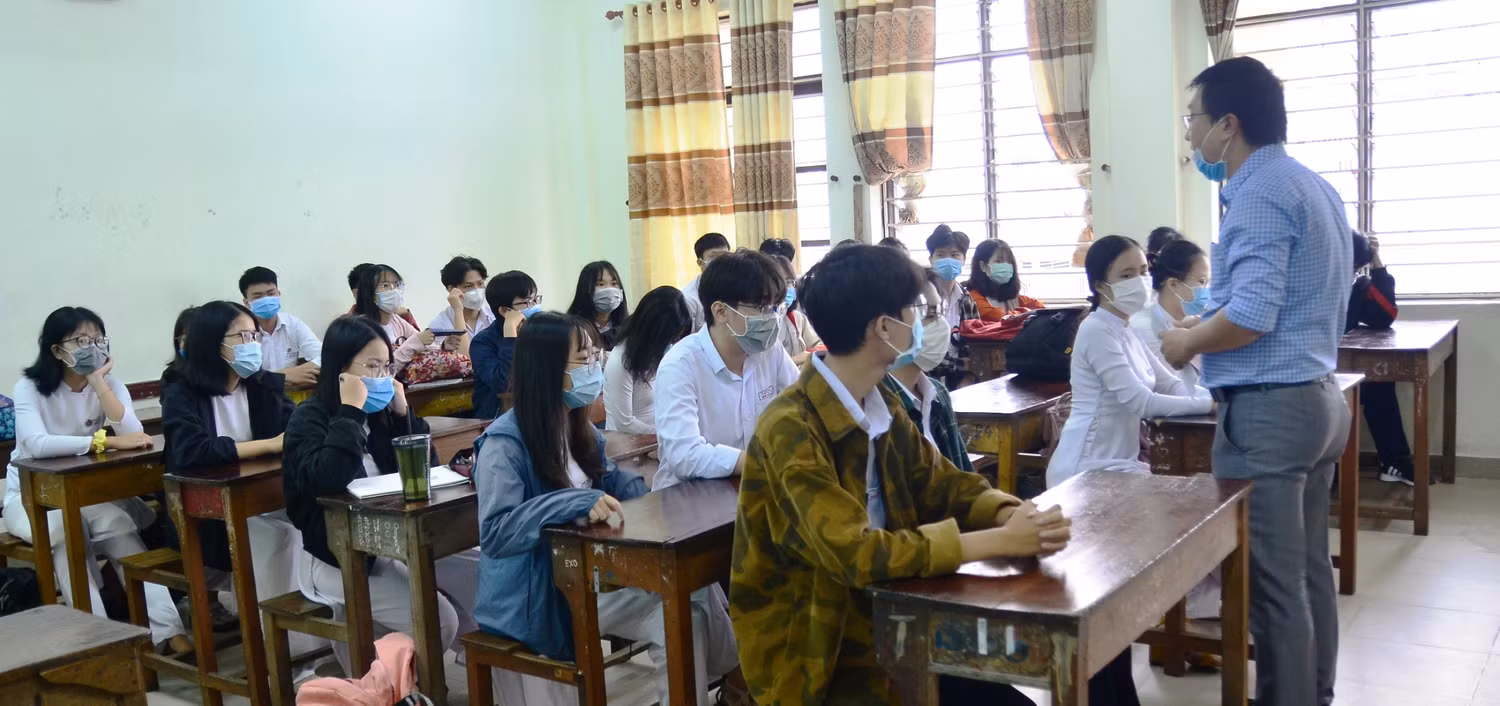 Tiết học đầu tiên là thời gian các thầy cô hướng dẫn cho học sinh cách phòng chống dịch bệnh Covid-19. Tiết học đầu tiên là thời gian các thầy cô hướng dẫn cho học sinh cách phòng chống dịch bệnh Covid-19.