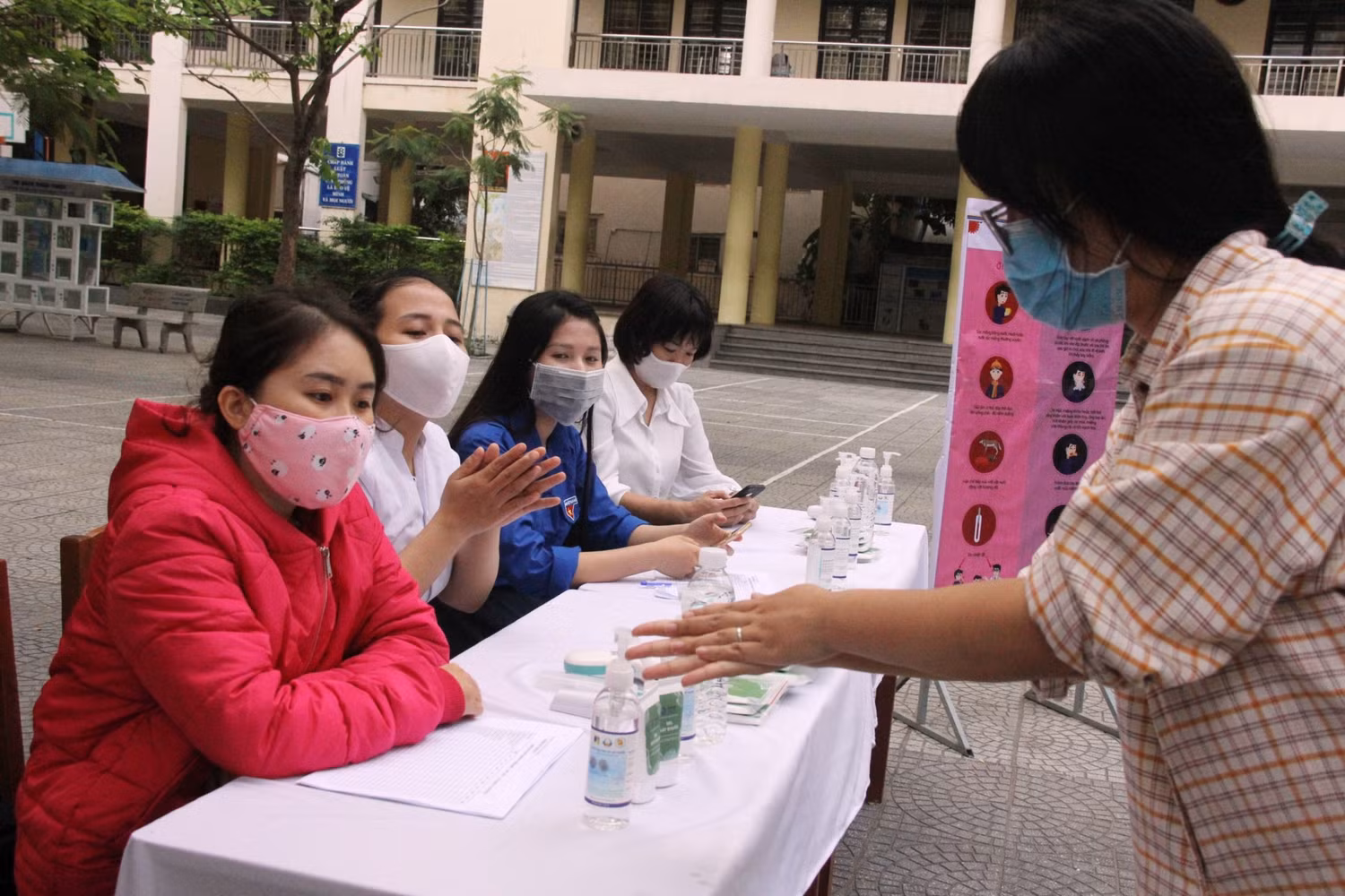 Học sinh được hướng dẫn cách sử dụng nước sát khuẩn trước khi vào trường. Học sinh được hướng dẫn cách sử dụng nước sát khuẩn trước khi vào trường.