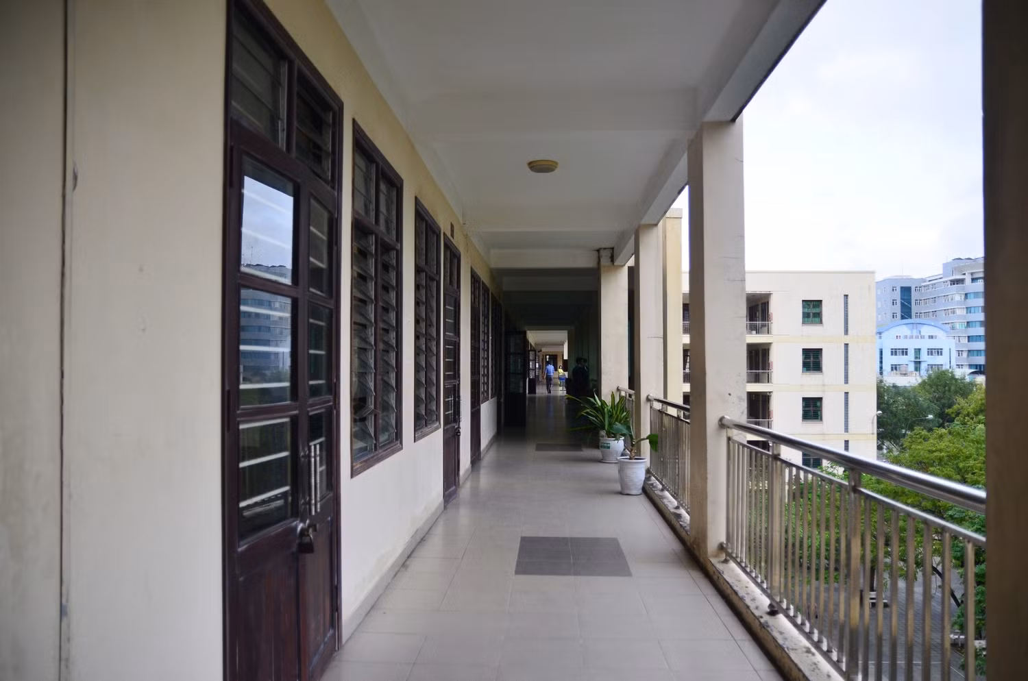 Theo yêu cầu của Sở Giáo dục và Đào tạo Đà Nẵng, các lớp học phải cách nhau một phòng học. Ảnh: TT Theo yêu cầu của Sở Giáo dục và Đào tạo Đà Nẵng, các lớp học phải cách nhau một phòng học. Ảnh: TT