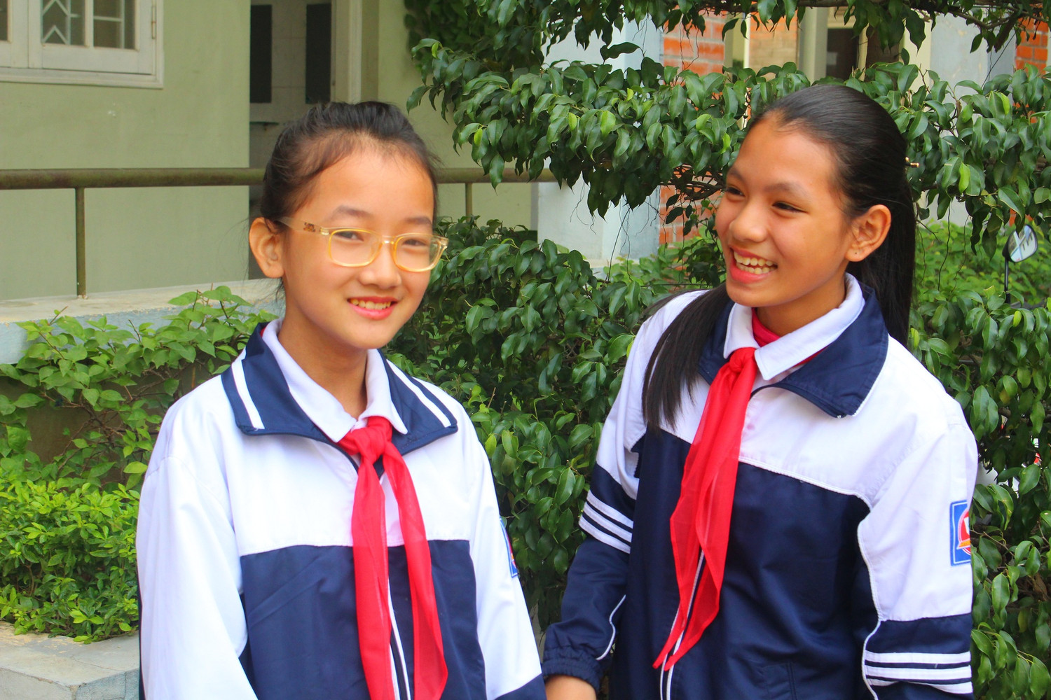 Em Đỗ Hồng Ngọc và Trần Thị Minh Thư. Ảnh: Đ. Chung Em Đỗ Hồng Ngọc và Trần Thị Minh Thư. Ảnh: Đ. Chung