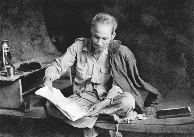 Bác Hồ đọc báo ở chiến khu Việt Bắc (1951). Ảnh: Tư liệu TTXVN Bác Hồ đọc báo ở chiến khu Việt Bắc (1951). Ảnh: Tư liệu TTXVN