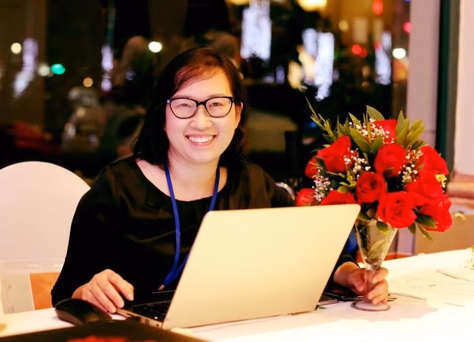 Chị Quỳnh Liên, người bắt gặp hình ảnh của chính mình và con gái nhỏ trơng bức thư “lời chưa nói” vào ngày lễ trưởng thành cuối tiểu học. (Ảnh: Nhân vật cung cấp)