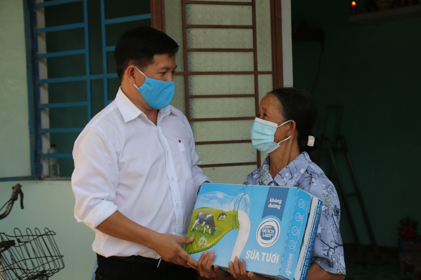 … đến từng hộ người già neo đơn, phụ nữ khó khăn, bị ảnh hưởng từ dịch Covid-19