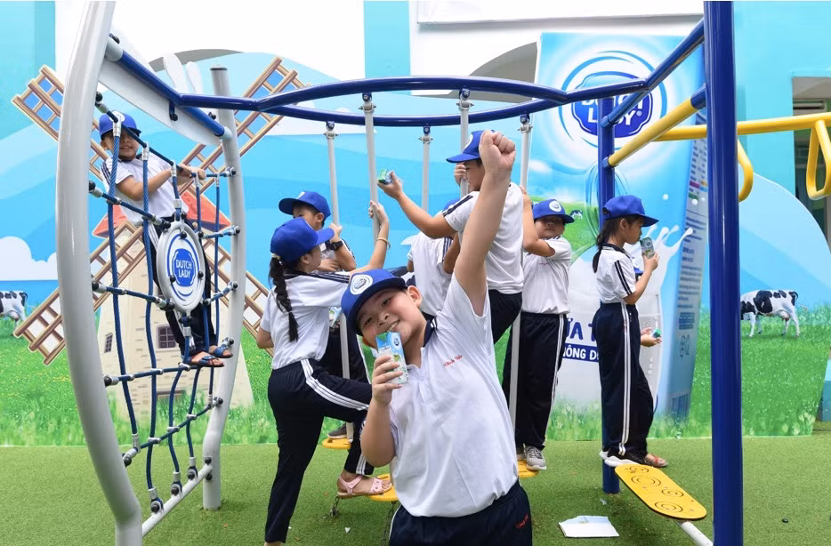 Sân chơi “Ngại gì thử thách” giúp các em học sinh có thêm cơ hội để rèn luyện sức khoẻ, nâng cao thể chất, xây dựng tinh thần sẵn sàng chấp nhận và vượt qua thử thách để luôn vươn cao, vượt trội. Sân chơi “Ngại gì thử thách” giúp các em học sinh có thêm cơ hội để rèn luyện sức khoẻ, nâng cao thể chất, xây dựng tinh thần sẵn sàng chấp nhận và vượt qua thử thách để luôn vươn cao, vượt trội.