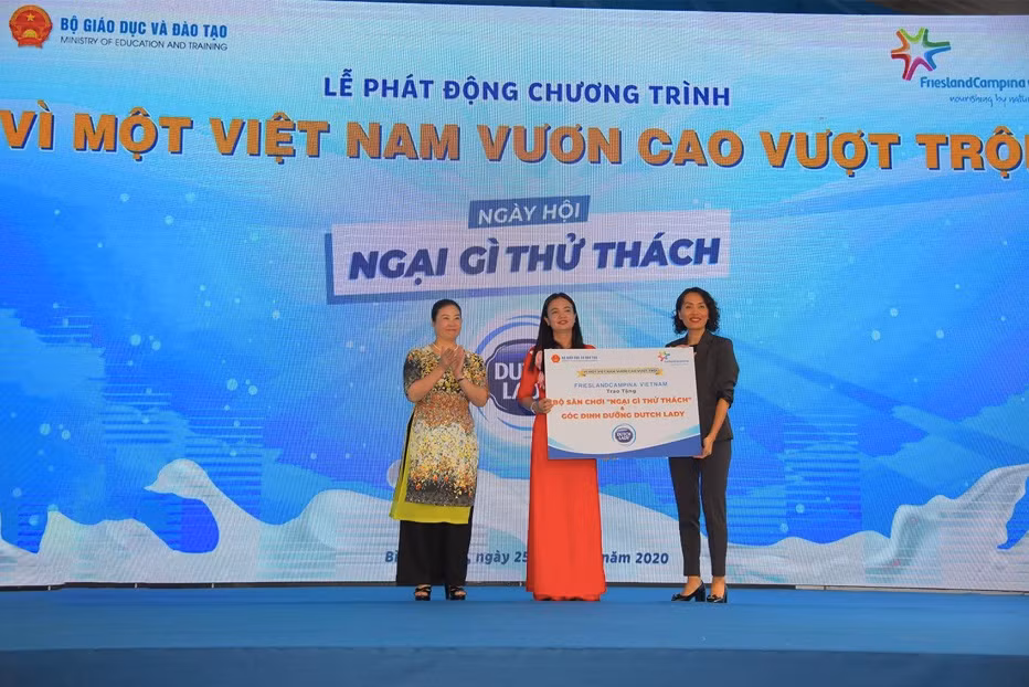 Đại diện Bộ Giáo dục và Đào tạo và nhãn hàng Cô Gái Hà Lan chính thức bàn giao các hạng mục đầu tư cho trường Phú Hòa 3, đánh dấu cột mốc quan trọng trong chương trình hợp tác chiến lược “Vì Một Việt Nam vươn cao vượt trội”. Đại diện Bộ Giáo dục và Đào tạo và nhãn hàng Cô Gái Hà Lan chính thức bàn giao các hạng mục đầu tư cho trường Phú Hòa 3, đánh dấu cột mốc quan trọng trong chương trình hợp tác chiến lược “Vì Một Việt Nam vươn cao vượt trội”.