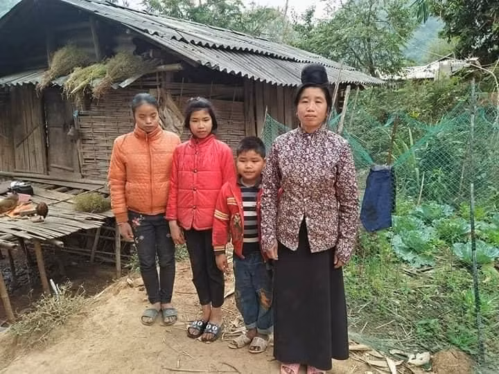 Gia đình em Quàng Văn Sinh bên ngôi nhà sập sệ. (Ảnh: Nhân vật cung cấp)
