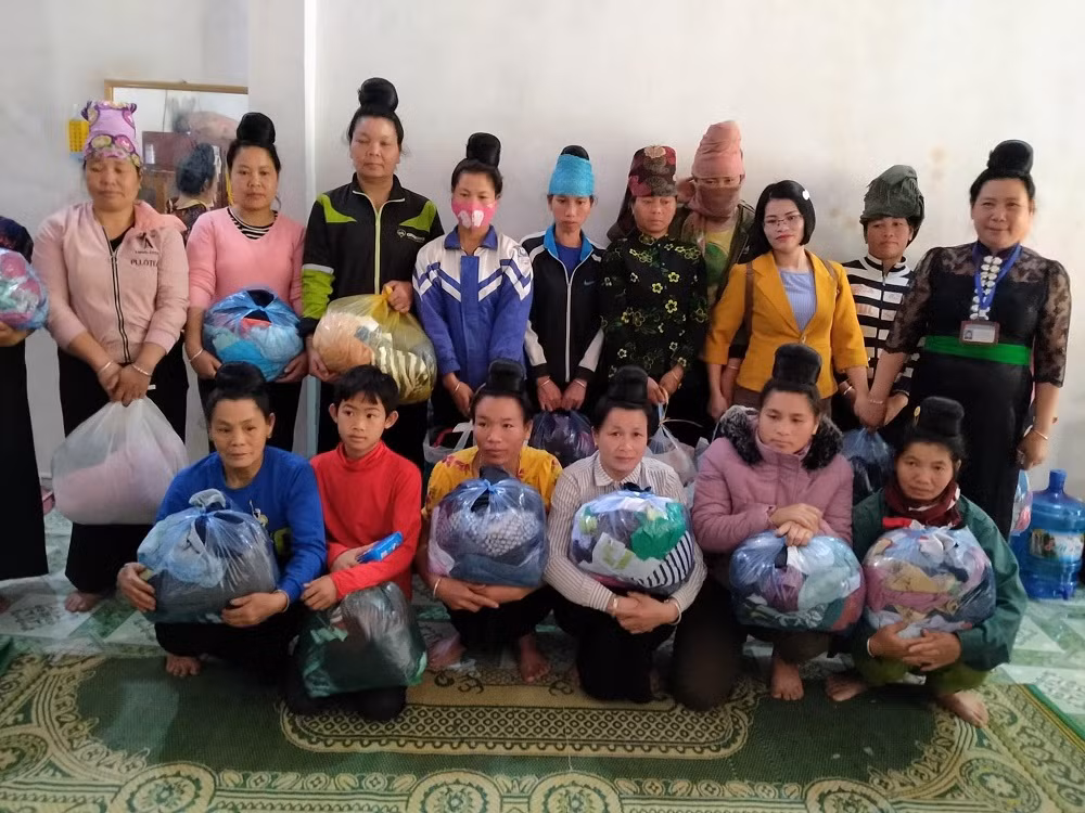 Cô Trang (áo vàng) cùng bà con trong một buổi thiện nguyện. (Ảnh: Nhân vật cung cấp)