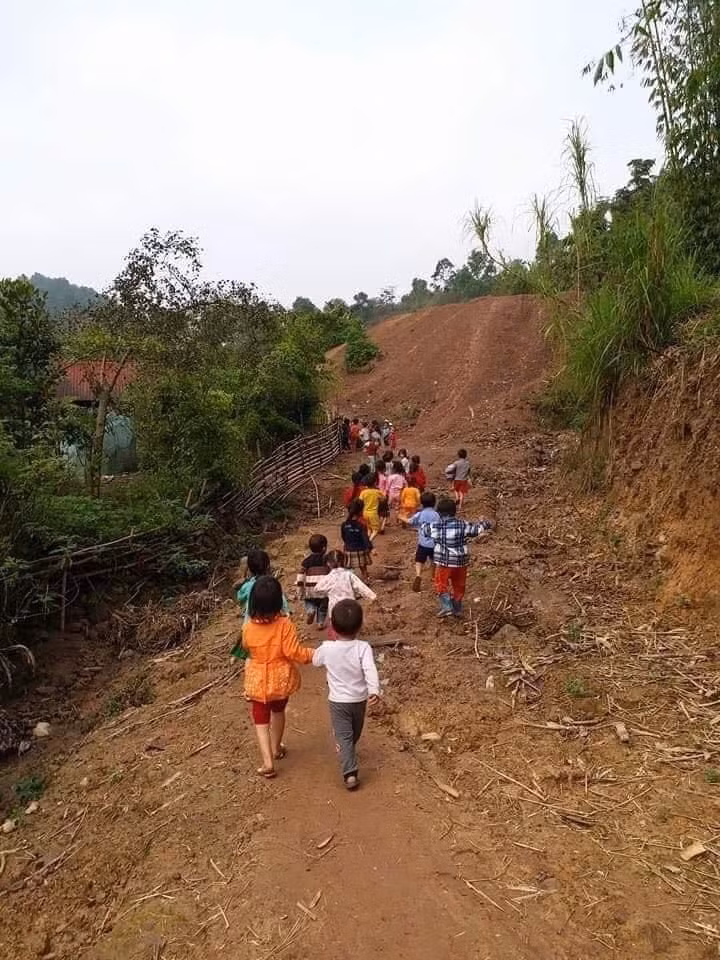Những điểm trường bản như Bó Mười luôn đủ sĩ số, đầy ắp tiếng cười là điều hạnh phúc với những giáo viên như cô Trang. (Ảnh: Nhân vật cung cấp)