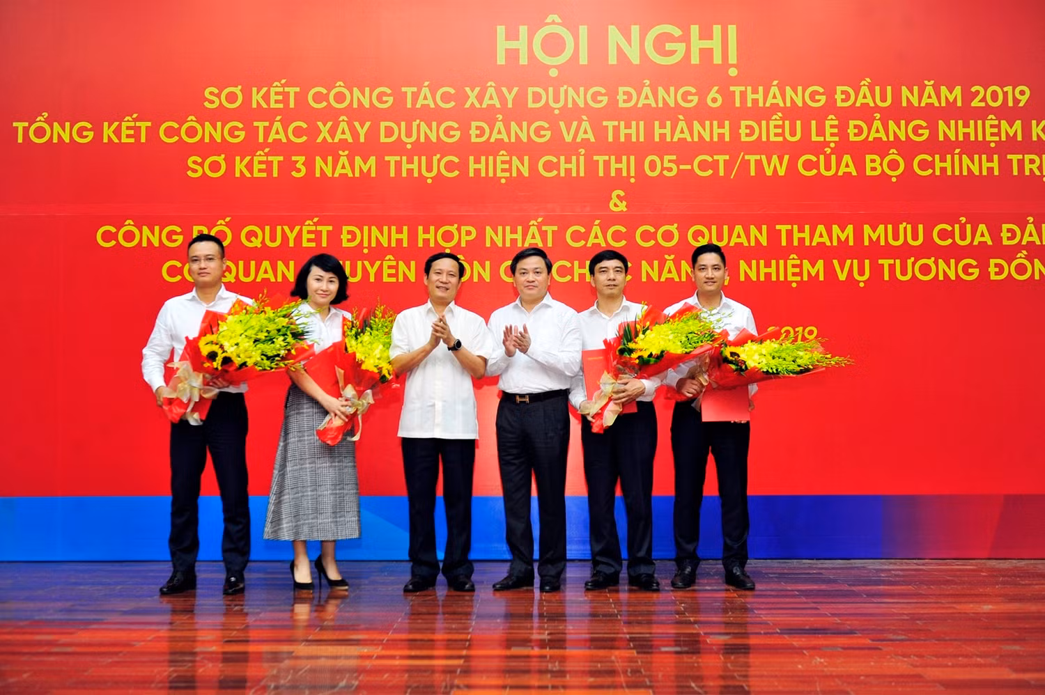 Lễ trao Quyết định hợp nhất cơ quan tham mưu giúp việc của Đảng ủy với cơ quan chuyên môn có chức năng nhiệm vụ tương đồng tại VietinBank