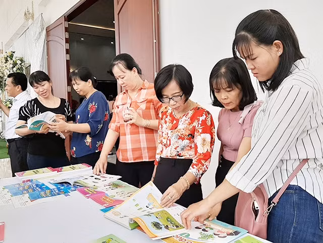 Bộ sách dăm chục ngàn còn thiếu tiền mua, nay vài trăm ngàn thì con thất học? ảnh 2