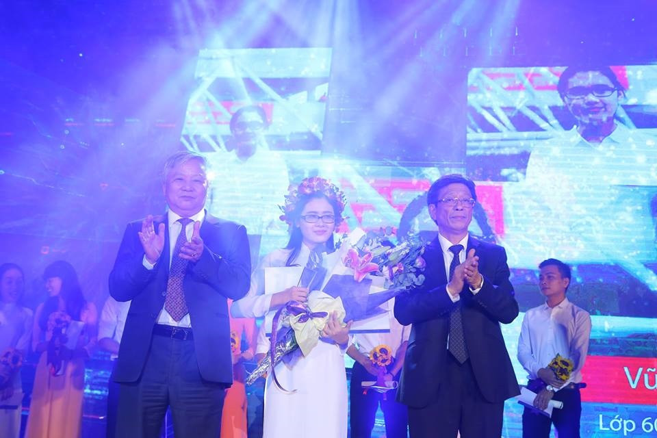 Vũ Thị Hồng Nhung giành giải thưởng CDC-2017 của tập đoàn COTANA group dành cho sinh viên xuất sắc nhất Trường Đại học Xây dựng. (Ảnh: Nhân vật cung cấp)