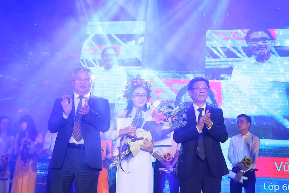 Vũ Thị Hồng Nhung giành giải thưởng CDC-2017 của tập đoàn COTANA group dành cho sinh viên xuất sắc nhất Trường Đại học Xây dựng. (Ảnh: Nhân vật cung cấp)