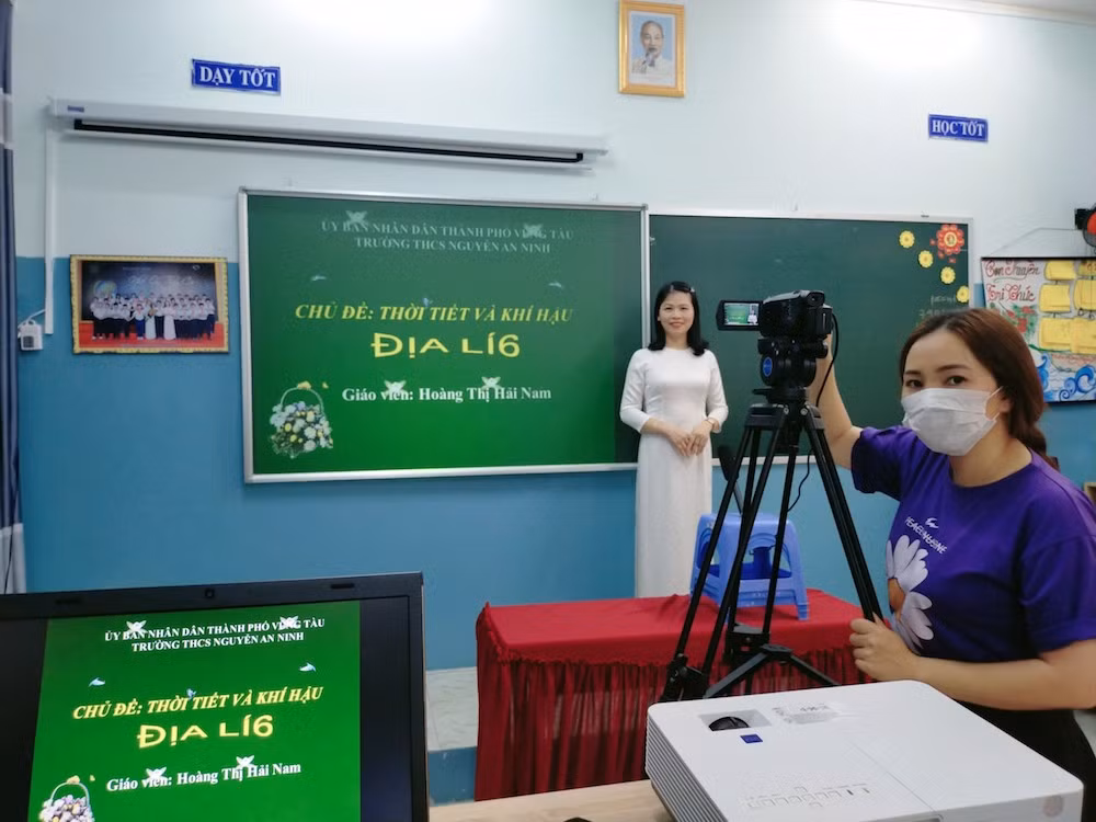 Cô giáo Nguyễn Thị Thùy Dung đang ghi hình, làm bài giảng trong mùa chống dịch Covid-19 (Ảnh tác giả cung cấp) Cô giáo Nguyễn Thị Thùy Dung đang ghi hình, làm bài giảng trong mùa chống dịch Covid-19 (Ảnh tác giả cung cấp)