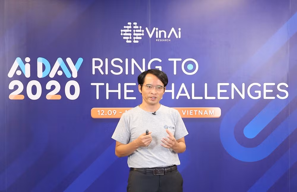 Tiến sĩ Bùi Hải Hưng – Viện trưởng Viện nghiên cứu Trí tuệ nhân tạo VinAI Research (thuộc Tập đoàn Vingroup) công bố 2 giải pháp Vcam Kristal và VSound Alto tại sự kiện AI Day 2020 (12/09).