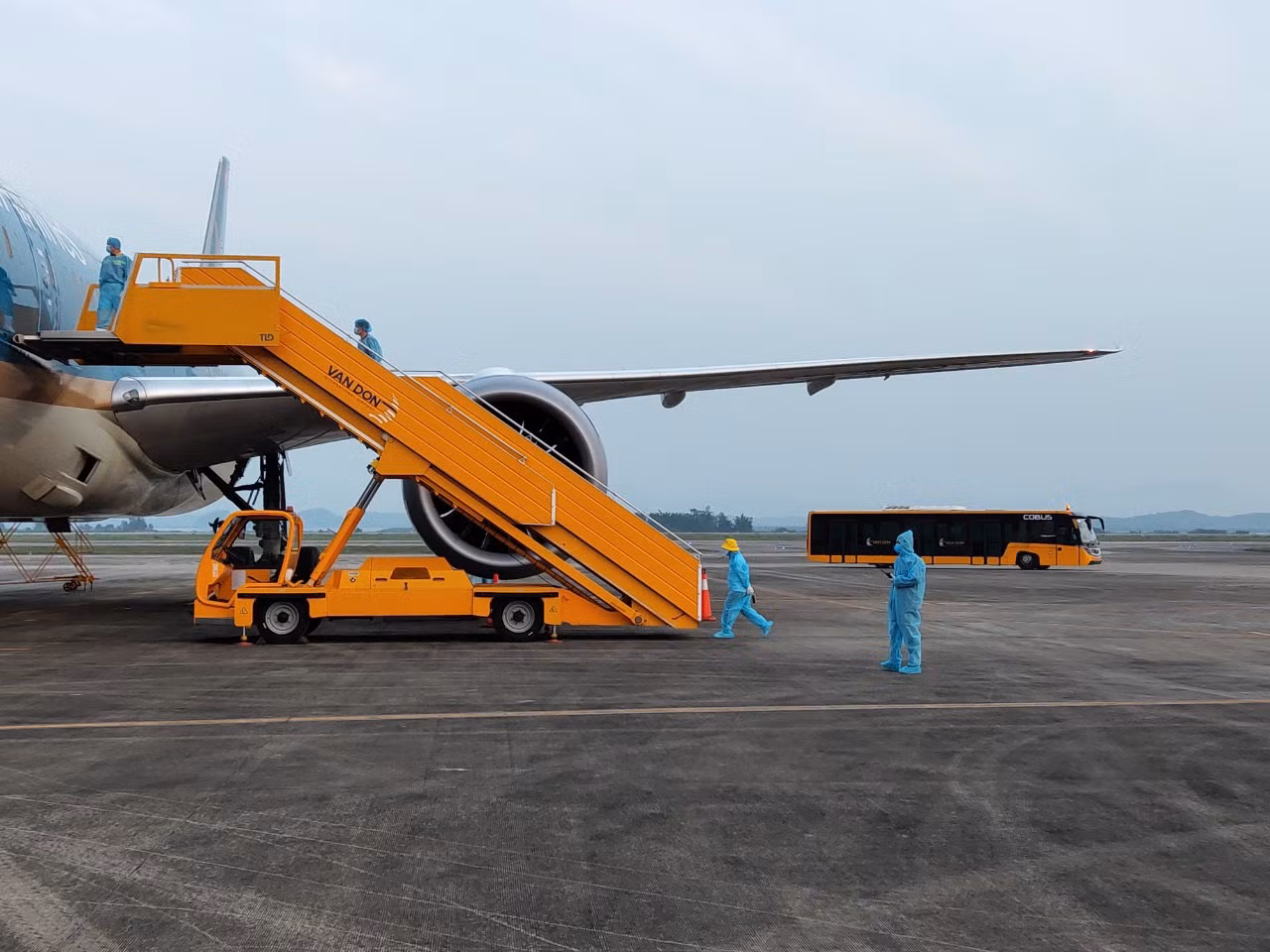Nhân viên sân bay Vân Đồn luôn sẵn sàng phục vụ các chuyến bay về từ vùng dịch Nhân viên sân bay Vân Đồn luôn sẵn sàng phục vụ các chuyến bay về từ vùng dịch