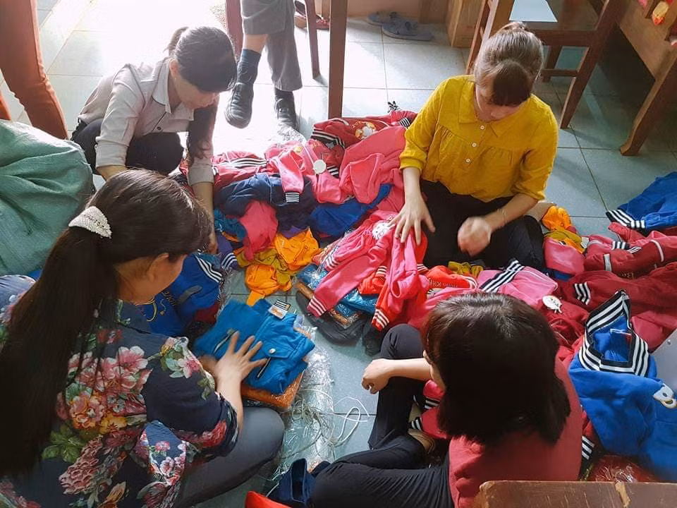 Cô Hà Thị Mai Hương cùng các cô giáo trong trường sắp xếp quần áo để tặng học trò