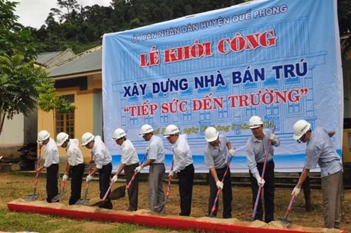 Bí thư Tỉnh ủy Hồ Đức Phơc dự lễ động thổ xây nhà bán trú 3 gian cấp 4 tại xã Nậm Giải - huyện Quế Phong – tỉnh Nghệ An. (Ảnh: Giáo dục Việt Nam)