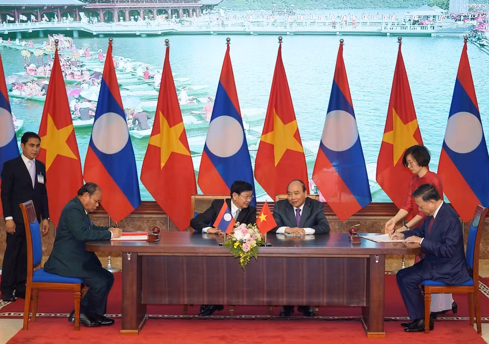 Hai Thủ tướng chứng kiến đại diện hai nước ký kết văn kiện hợp tác. Ảnh: VGP/Quang Hiếu Hai Thủ tướng chứng kiến đại diện hai nước ký kết văn kiện hợp tác. Ảnh: VGP/Quang Hiếu