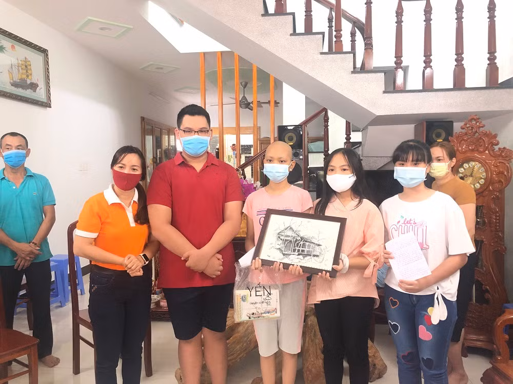 Thầy trò chung sức nâng bước học sinh bị bệnh hiểm nghèo tới trường ảnh 2