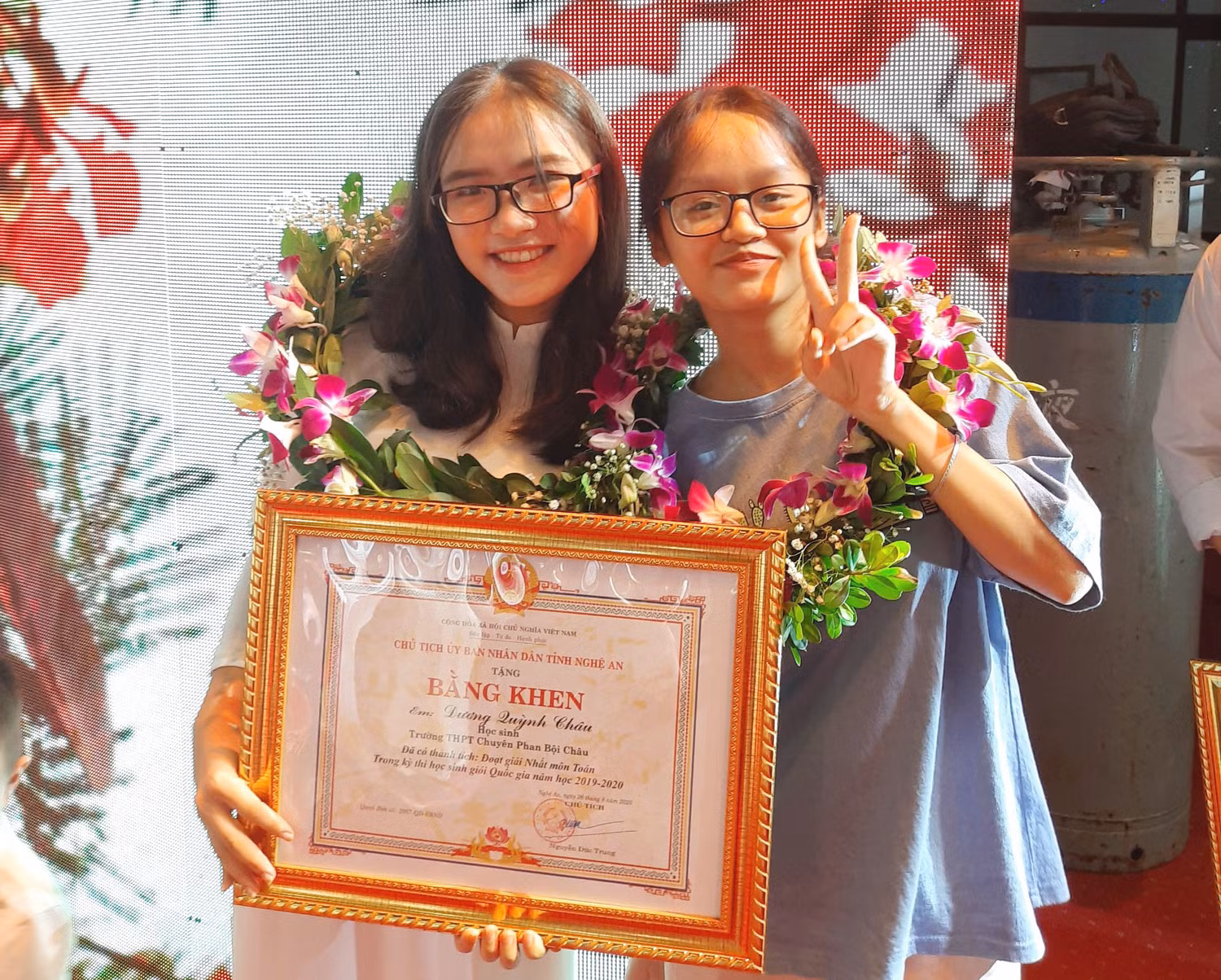 Dương Quỳnh Châu (bên trái) quyết định học sư phạm Toán dù trúng tuyển 4 trường đại học top đầu (Ảnh: Nhân vật cung cấp) Dương Quỳnh Châu (bên trái) quyết định học sư phạm Toán dù trúng tuyển 4 trường đại học top đầu (Ảnh: Nhân vật cung cấp)