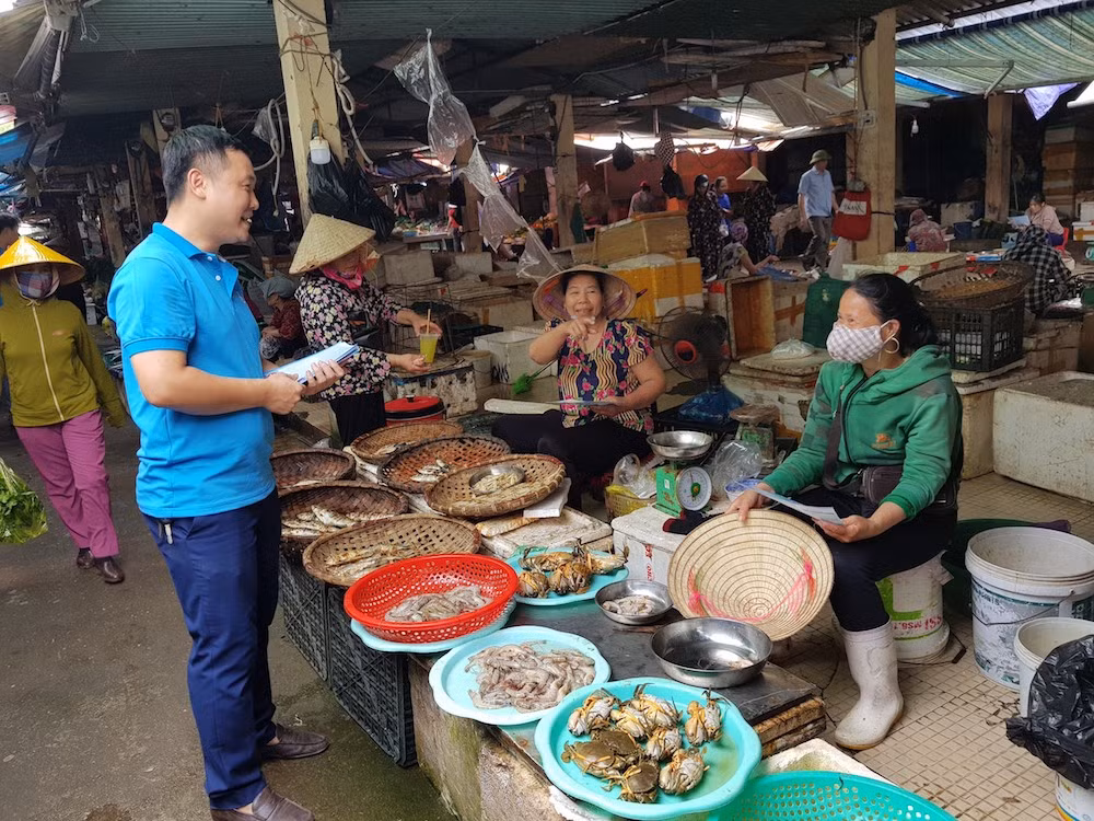 Cán bộ bảo hiểm xã hội tuyên truyền lưu động về chính sách bảo hiểm xã hội cho các tiểu thương Cán bộ bảo hiểm xã hội tuyên truyền lưu động về chính sách bảo hiểm xã hội cho các tiểu thương
