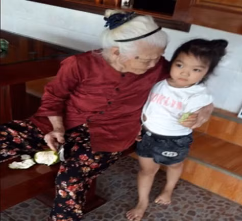 Cụ Nguyễn Thị Huệ hằng ngày vẫn trong nom cháu chắt. (Ảnh: SQH)
