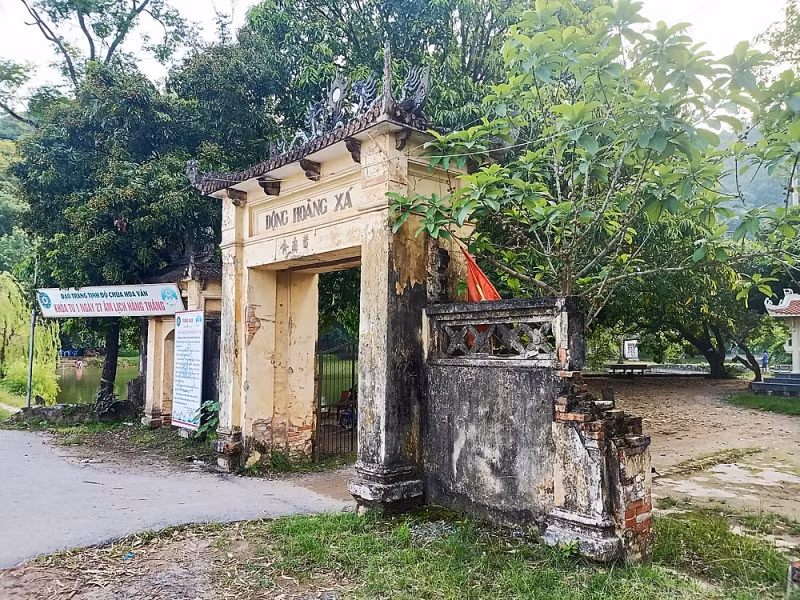Bức tường bảo vệ khu di tích đã đổ nát.