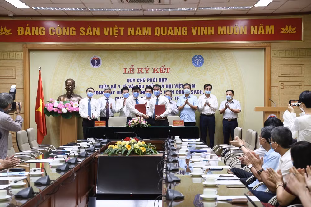 Quyền Bộ trưởng Bộ Y tế Nguyễn Thanh Long và Tổng Giám đốc Bảo hiểm xã hội Việt Nam Nguyễn Thế Mạnh ký Quy chế phối hợp giữa hai cơ quan. Quyền Bộ trưởng Bộ Y tế Nguyễn Thanh Long và Tổng Giám đốc Bảo hiểm xã hội Việt Nam Nguyễn Thế Mạnh ký Quy chế phối hợp giữa hai cơ quan.