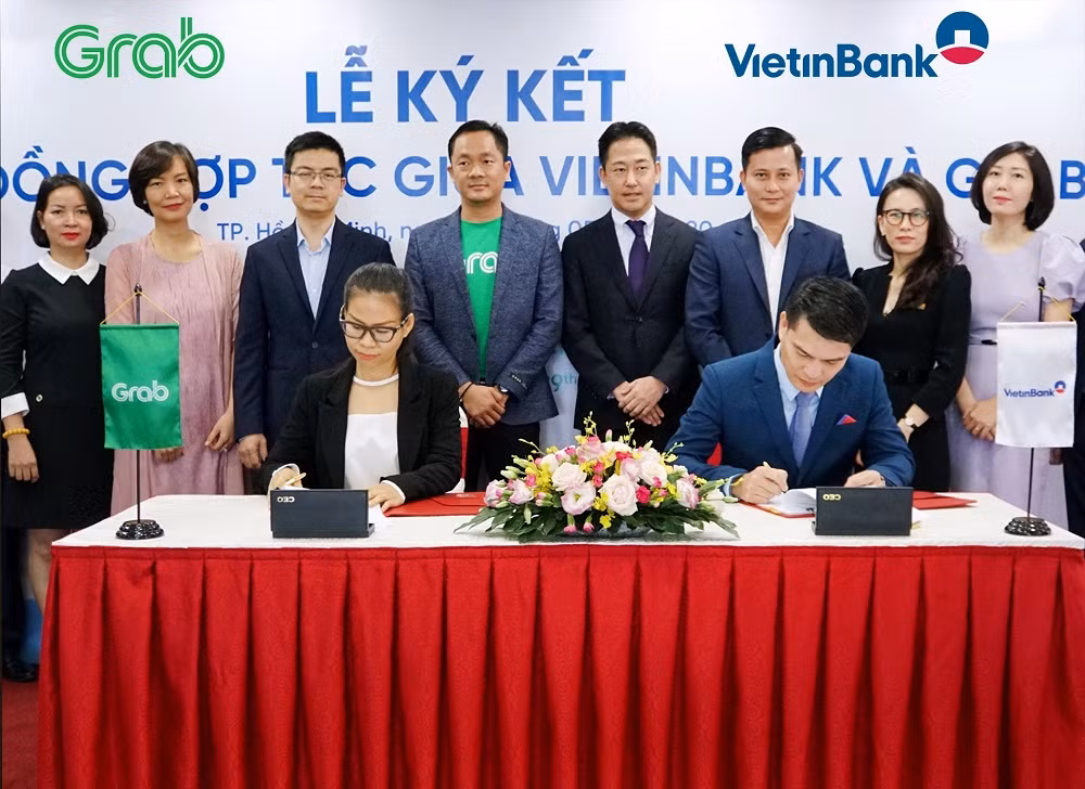 Ông Đàm Hồng Tiến và bà Nguyễn Thái Hải Vân ký kết Hợp đồng hợp tác.