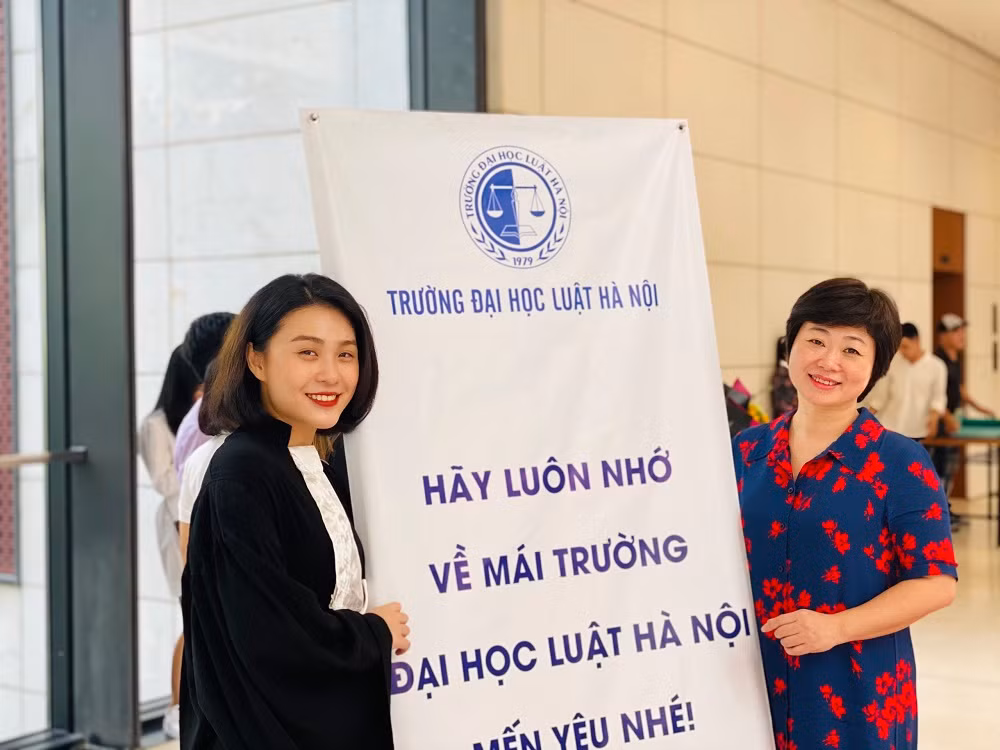 Được làm việc trong ngành Luật là ước mơ từ ngày bé của Anh Thư (bên trái ảnh). (Ảnh: Nhân vật cung cấp) Được làm việc trong ngành Luật là ước mơ từ ngày bé của Anh Thư (bên trái ảnh). (Ảnh: Nhân vật cung cấp)