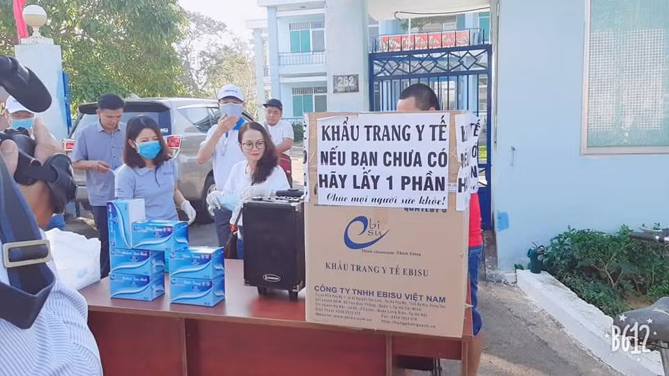 Vừa phát khẩu trang y tế, vừa tuyên truyền hướng dẫn sử dụng đúng cách, đúng địa điểm tránh lãng phí, đi học chỉ cần mang khẩu trang vải hợp vệ sinh Vừa phát khẩu trang y tế, vừa tuyên truyền hướng dẫn sử dụng đúng cách, đúng địa điểm tránh lãng phí, đi học chỉ cần mang khẩu trang vải hợp vệ sinh