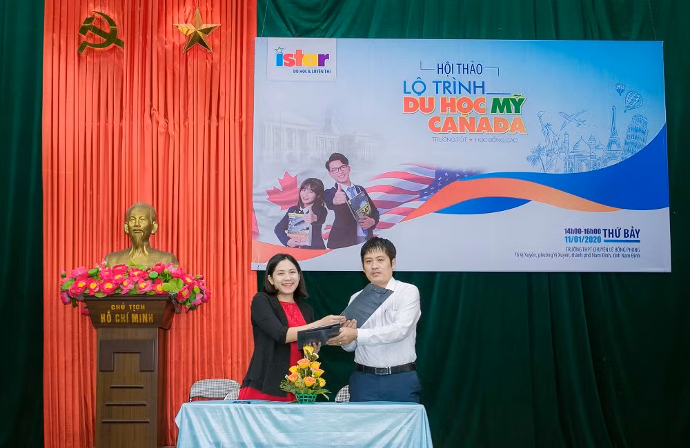Lễ ký kết biên bản hợp tác ISTAR bảo trợ chuyên môn cho Câu lạc bộ Du học Trường Trung học phổ thông Chuyên Lê Hồng Phong, Nam Định.
