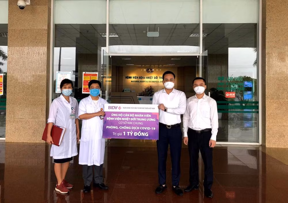 Đại diện Bệnh viện Nhiệt đới Trung Ương nhận ủng hộ từ chương trình “Mỗi giao dịch - Một tấm lòng”
