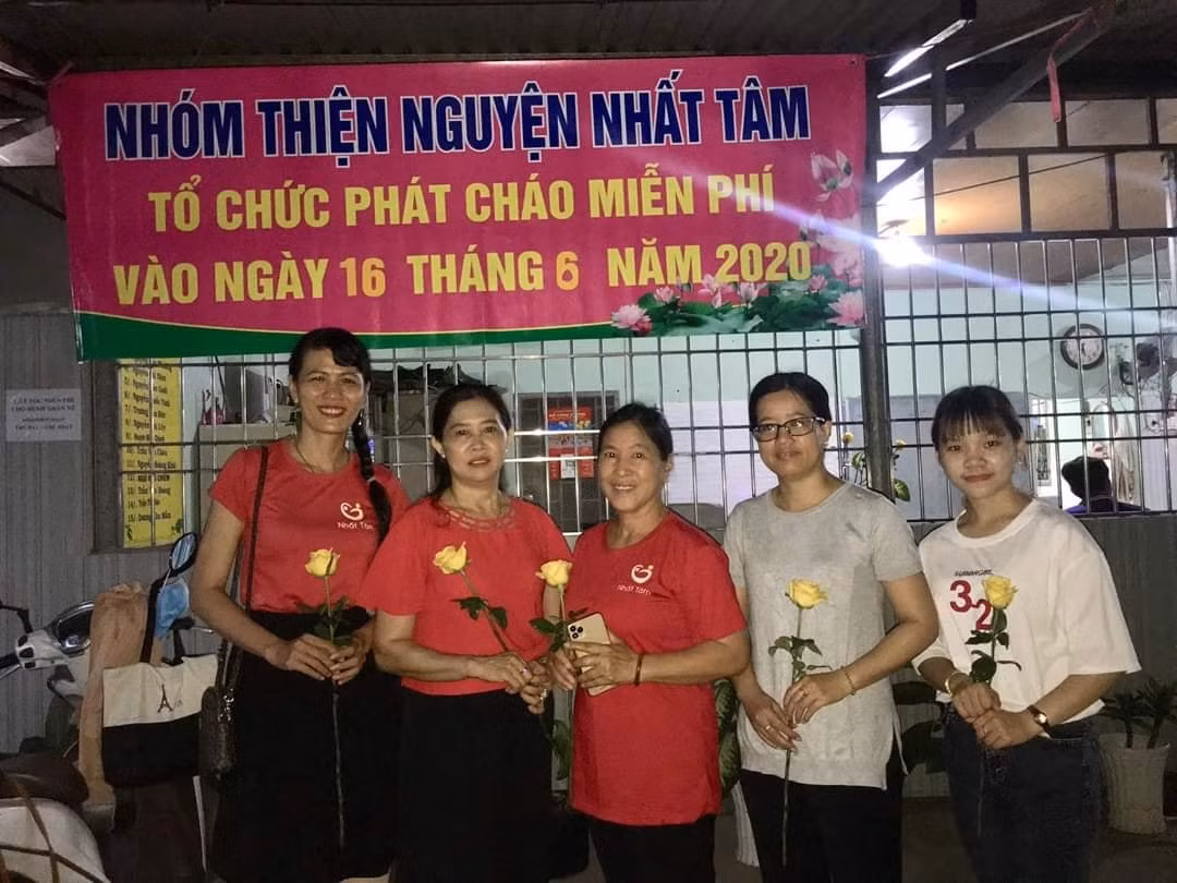 Một số thành viên trong nhóm thiện nguyện Nhất Tâm do cô Nguyễn Thị Minh Tâm sáng lập (Ảnh: NVCC)