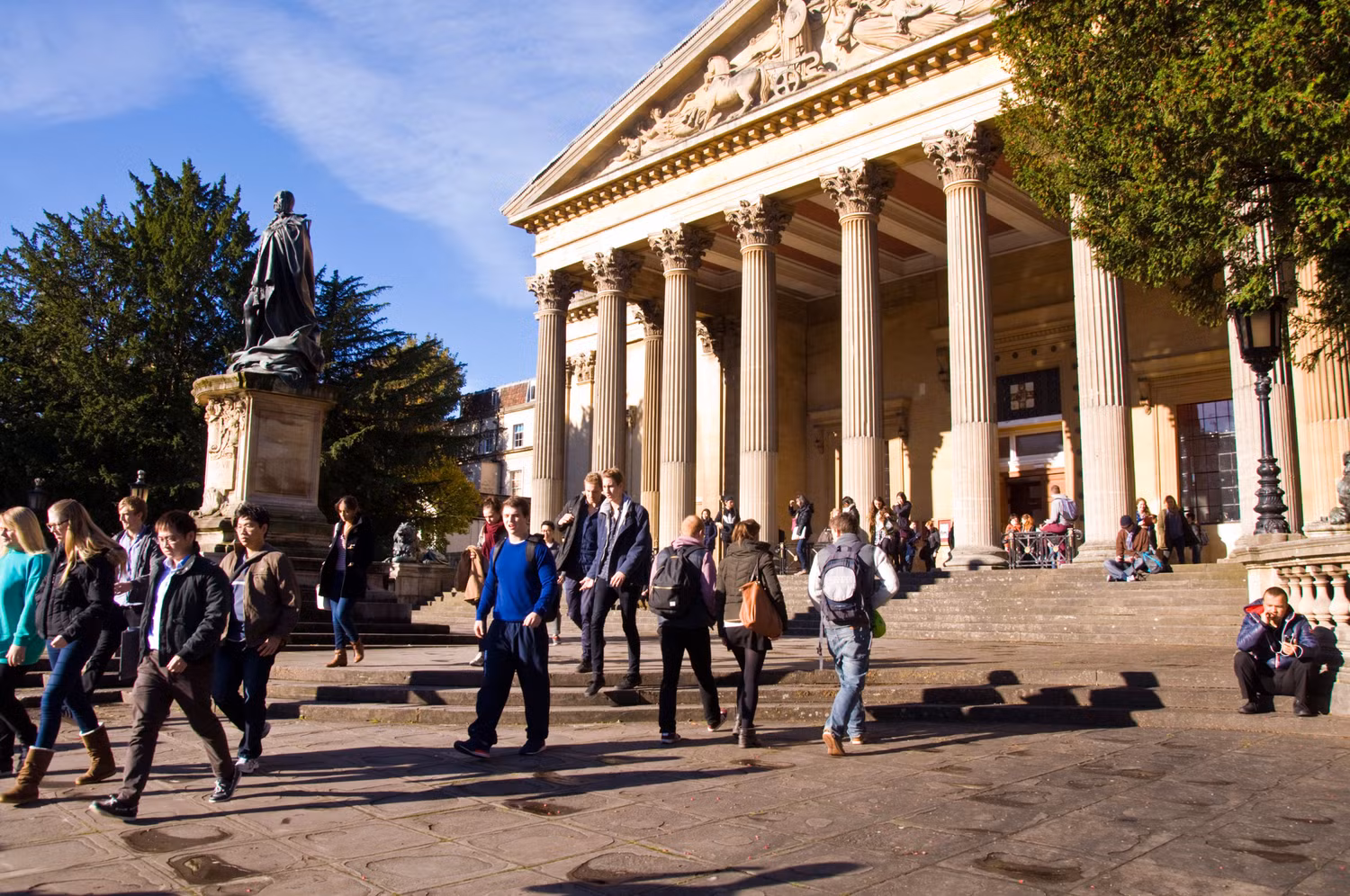 Đại học Bristol với nhiều chương trình học bổng giá trị thu hút nhiều sinh viên quốc tế (Ảnh: website trường). Đại học Bristol với nhiều chương trình học bổng giá trị thu hút nhiều sinh viên quốc tế (Ảnh: website trường).