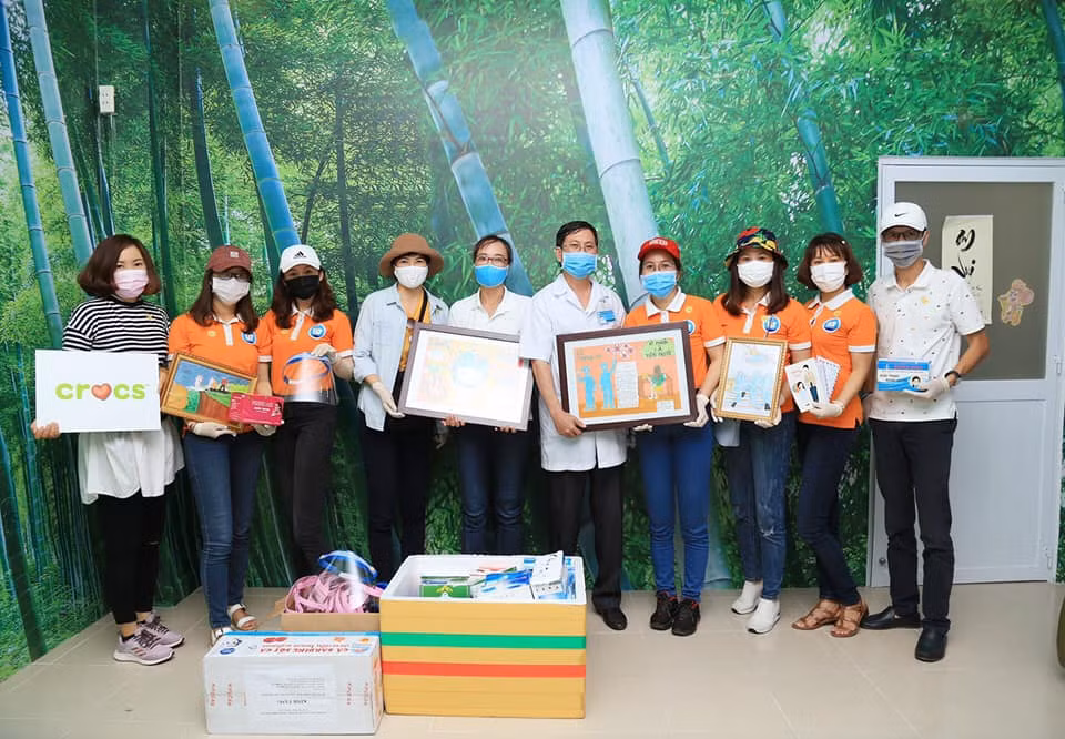Đại diện Bệnh viện Bệnh Nhiệt đới Thành phố Hồ Chí Minh nhận quà từ tập thể trường Nguyễn An Ninh trao tặng