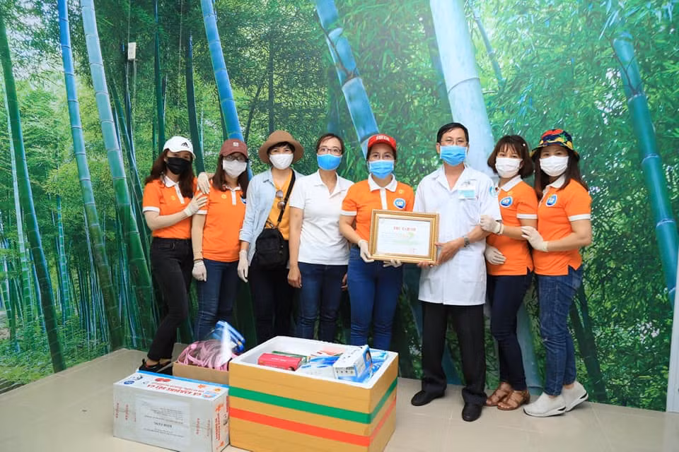 Đại diện Bệnh viện Bệnh Nhiệt đới Thành phố Hồ Chí Minh trao Thư cảm ơn cho đại diện trường Nguyễn An Ninh