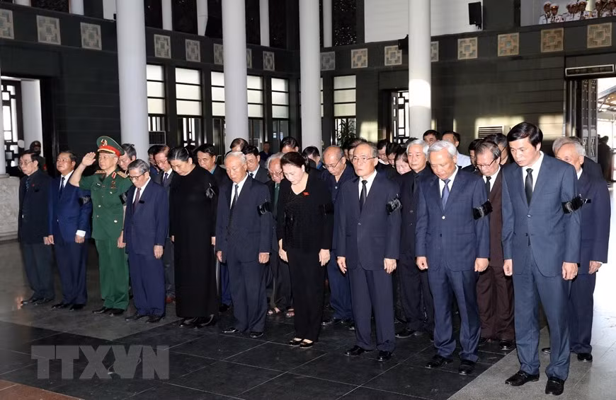 Chủ tịch Quốc hội Nguyễn Thị Kim Ngân dẫn đầu đoàn Ủy ban Thường vụ Quốc hội viếng đồng chí Vũ Mão. (Ảnh: Trọng Đức/TTXVN)