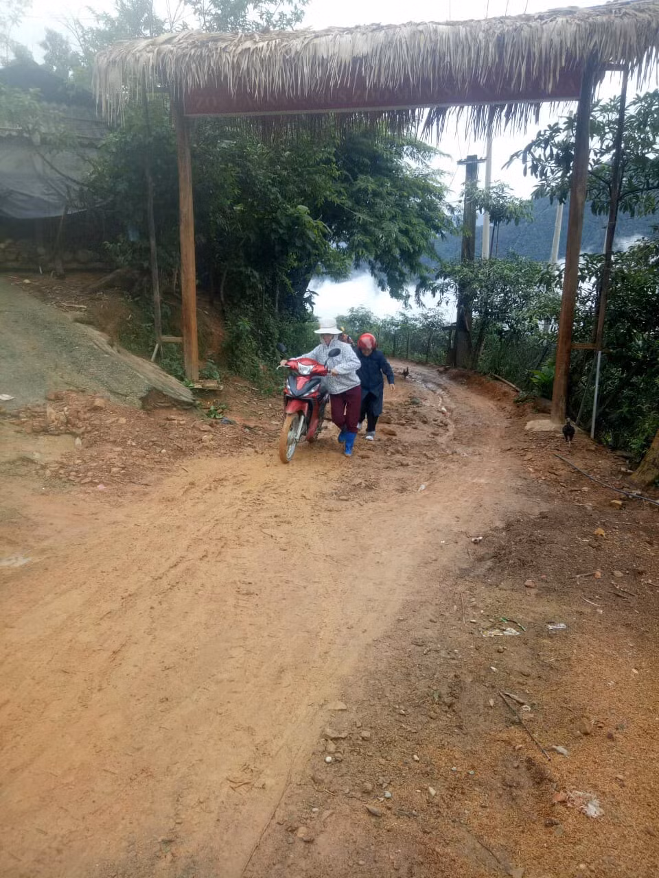 Giáo viên thường xuyên thồ hàng trên những con đường lầy lội để học sinh có bữa ăn no thì phụ huynh mới đồng ý cho con đến trường. (Ảnh: Nhân vật cung cấp)